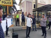 Koorlap Aksi Iin Habibie sedang menggelar orasinya di Mapolda Jambi, Kamis (10/11-2022).