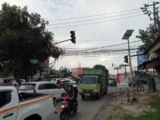 Kondisi traffic light rusak, daerah ini rawan kecelakaan dan kemacetan lulintas di Simpang Empat Jalan Roni A Sanis.