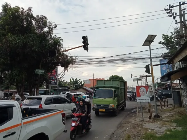 Sudah lebih sebulan traffic light di simpang empat ini mengalami kerusakan.