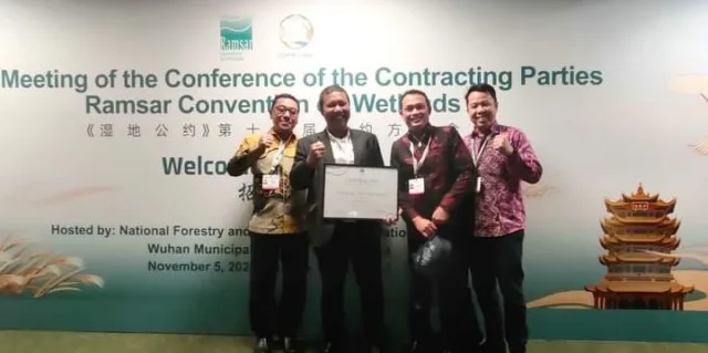 Bupati Romi Hariyanto menerima penghargaan Ramsar's Award di Jenewa, Swiss tahun 2022.