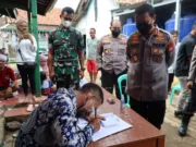 Patroli Bermotor, Kapolda Banten Tinjau TPS di Rangkas Bitung