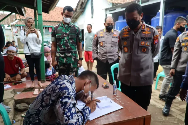 Patroli Bermotor, Kapolda Banten Tinjau TPS di Rangkas Bitung