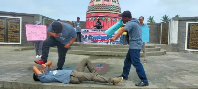 Wartawan Diancam Bunuh, Sekber JAB Gelar Aksi Di Tugu Teuku Umar Aceh Barat