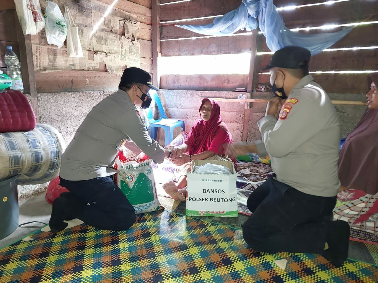 Jum’at Barokah, Polsek Beutong Bagi Sembako Untuk Warga Kurang Mampu