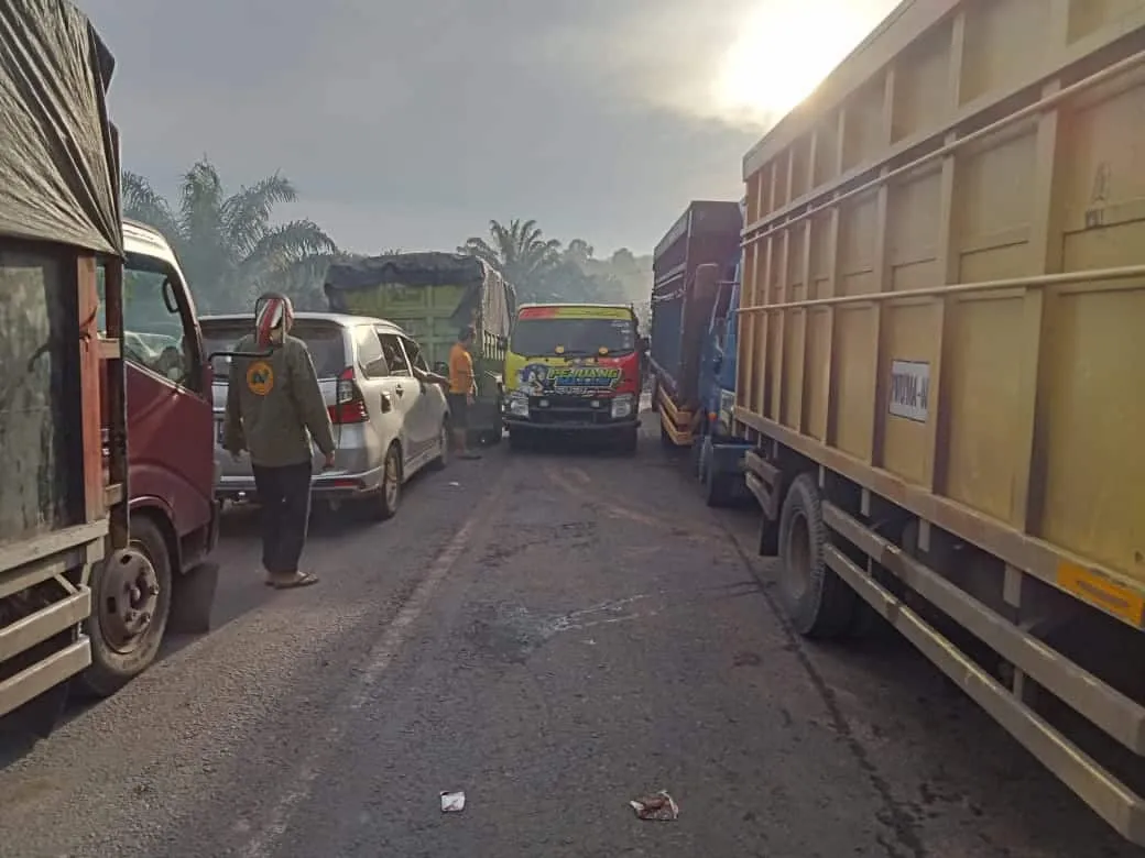 Beginilah kondisi kemacetan yang saat ini masih berlangsung di Desa Tanjung Marwo, Kabupaten Batanghari. 