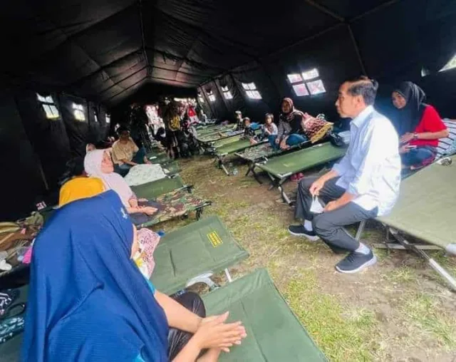 Presiden Jokowi Kunjungi Tenda Pengungsi Korban Gempa di Cianjur