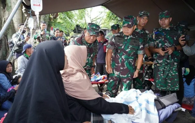 Kasad Kunjungi dan Santuni Korban Bencana Gempa Cianjur