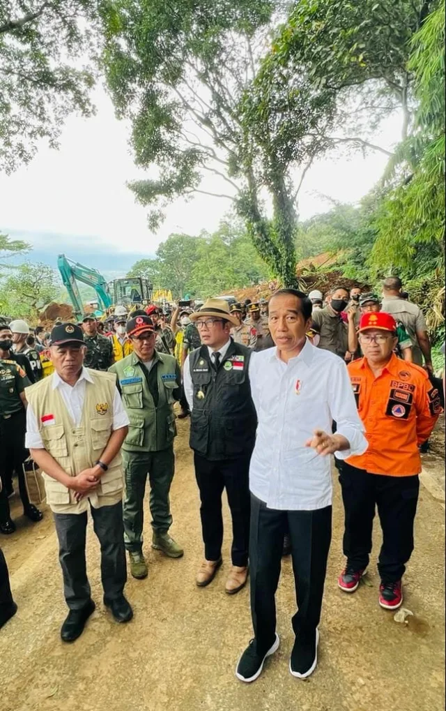 Presiden Gunakan Jalur Darat ke Cianjur Pastikan Penanganan Korban Gempa