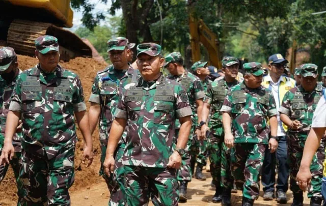 Tinjau Pusat Gempa, Kasad Yakinkan Keamanan Jalur Yang Akan Dilalui Presiden