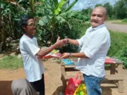 Komunitas Pengagum Romi Hariyanto (KPRH) salurkan bantuan sembako di Kebon Sembilan, Kabupaten Muaro Jambi.