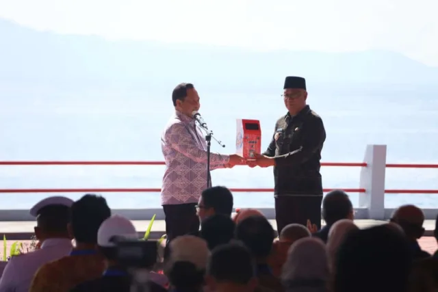 Hadiri Acara Puncak Sail Tidore 2022, Mendagri Serahkan ADM untuk Masyarakat Kota Tidore Kepulauan