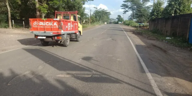 Akses jalan nasional Jambi menuju Pelabuhan Talang Duku di Kabupaten Muaro Jambi mulai mengalami kerusakan