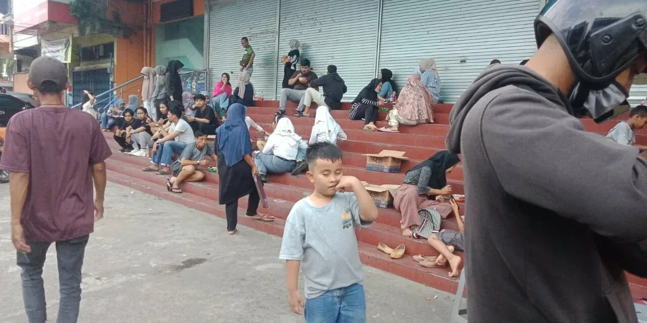 Sedikitnya ratusan pelanggan datang membeli bakso "Tanggo" di Jalan Dr Sutomo, Kota Jambi, dalam setiap harinya. 