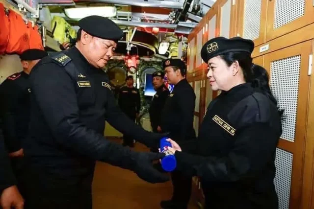 Ketua DPR RI Puan Maharani menerima brevet kehormatan Hiu Kencana dari TNI AL (Angkatan Laut).