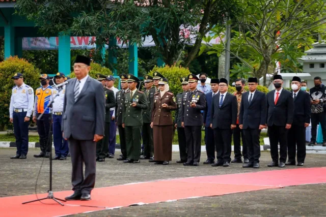 Peringati Hari Pahlawan, Pemkot Tangsel Gelar Upacara dan Tabur Bunga di TMP Seribu