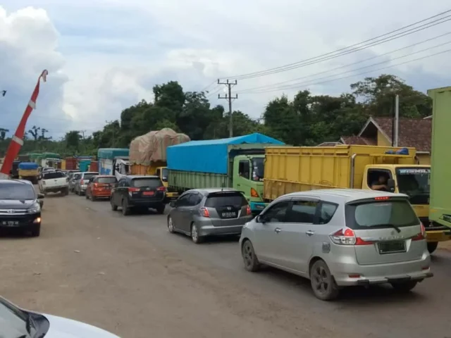 Akses jalan nasional Muara Tembesi - Muara Bulian - Muaro Jambi selalu terjadi kemacetan yang diakibatkan truk bermuatan batubara.