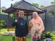 H Bambang Hidayah M. Eng didamping isteri.