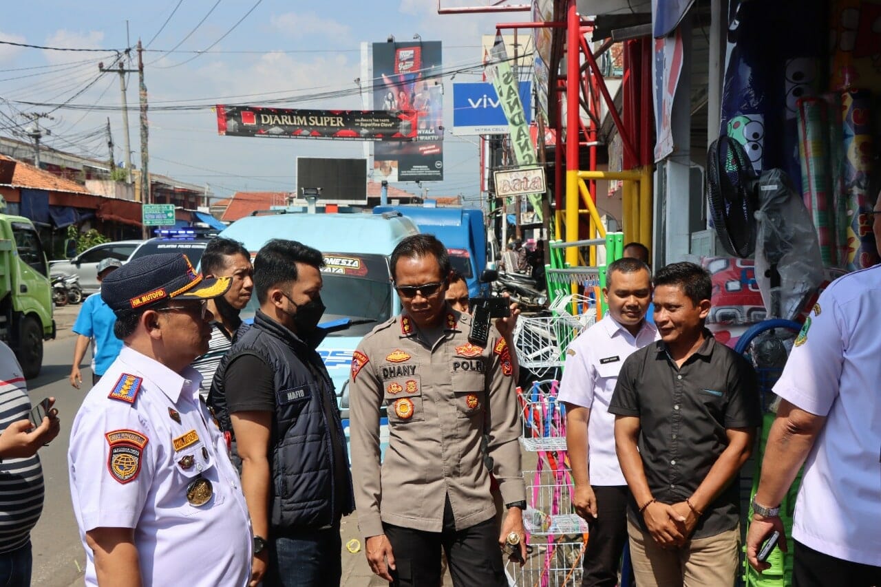 Jelang Nataru, Kapolres Bersama Bupati Kuningan Monitoring Harga Dan Ketersediaan Stok Bahan Pokok