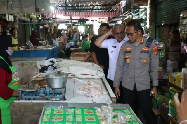 Jelang Nataru, Kapolres Bersama Bupati Kuningan Monitoring Harga Dan Ketersediaan Stok Bahan Pokok