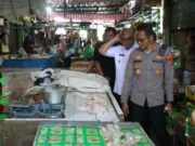 Jelang Nataru, Kapolres Bersama Bupati Kuningan Monitoring Harga Dan Ketersediaan Stok Bahan Pokok