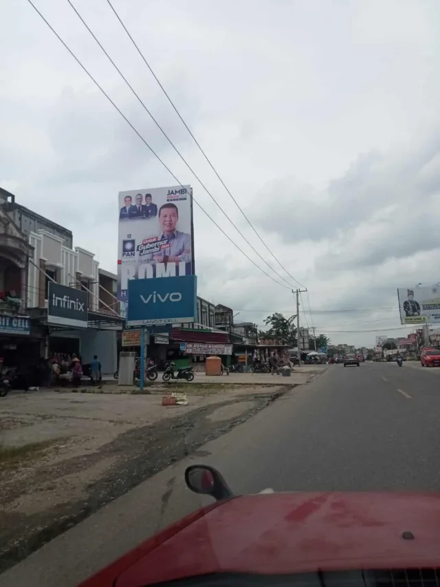 Baliho Romi Hariyanto di Singkut, Kabupaten Sarolangun.