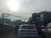 Macet total ruas jalan Sipin, Kota Jambi hari pertama tahun baru 2023, Minggu (1/1-2023).