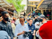 Presiden Joko Widodo saat meninjau aktivitas perekonomian di Pasar Bunda Sri Mersing, Kota Duma,(dok ist)