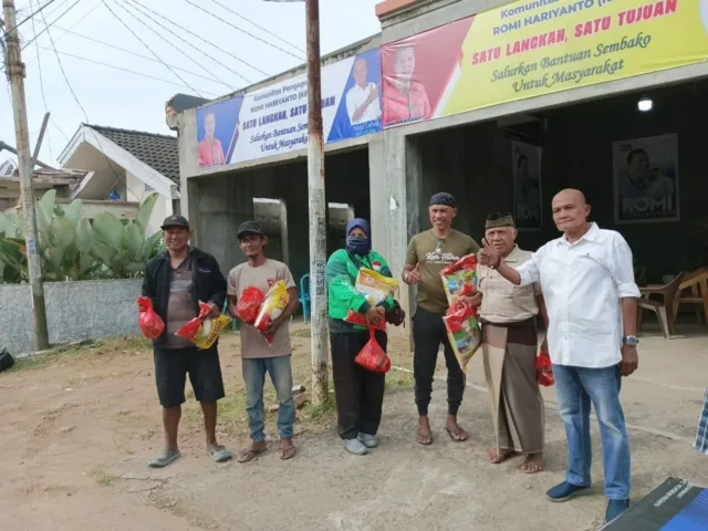 Warga penerima bantuan sembako yang disalurkan Komunitas Pengagum Romi Hariyanto (KPRH), Sabtu (7/1-2023).