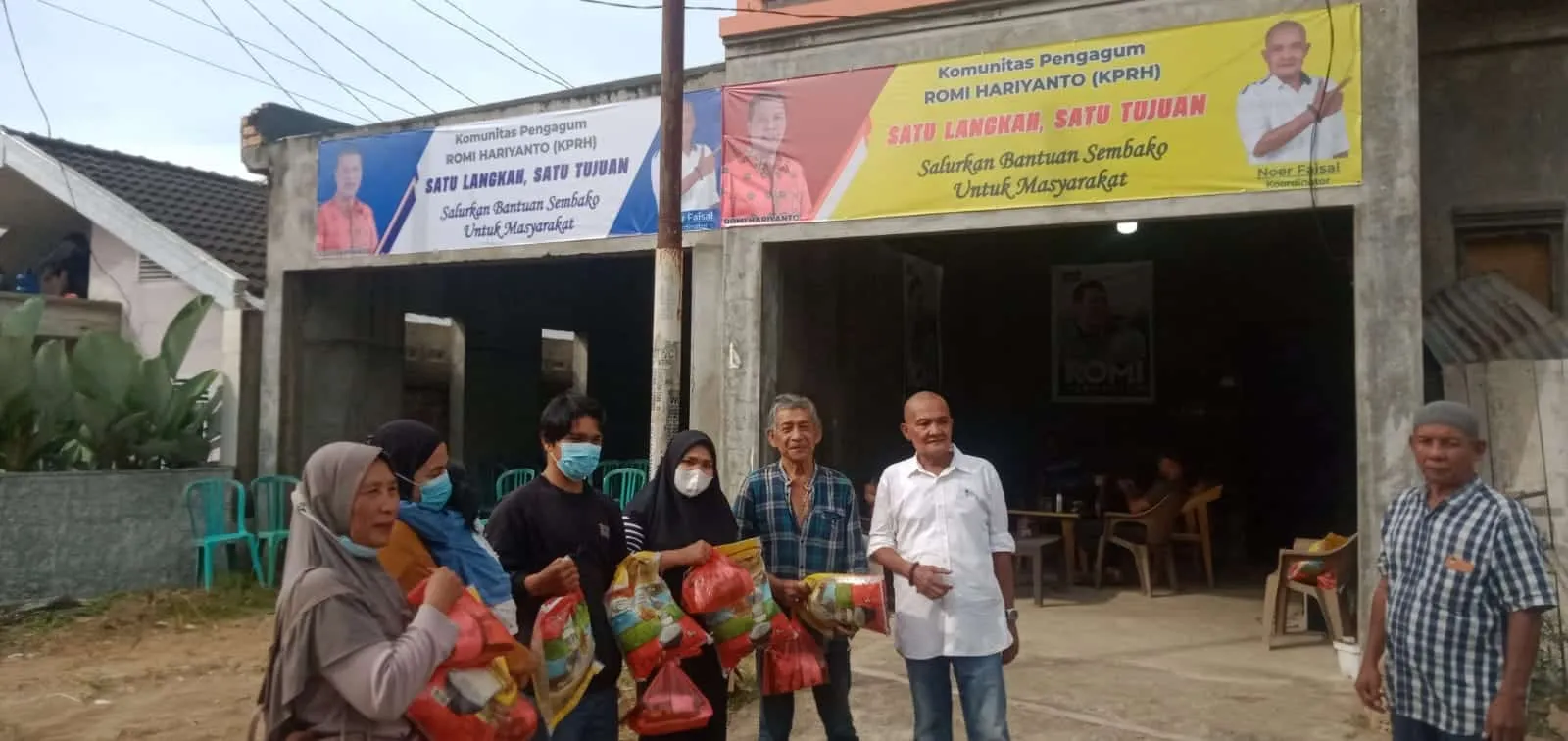 Warga penerima bantuan terus mendoakan Romi Hariyanto. 