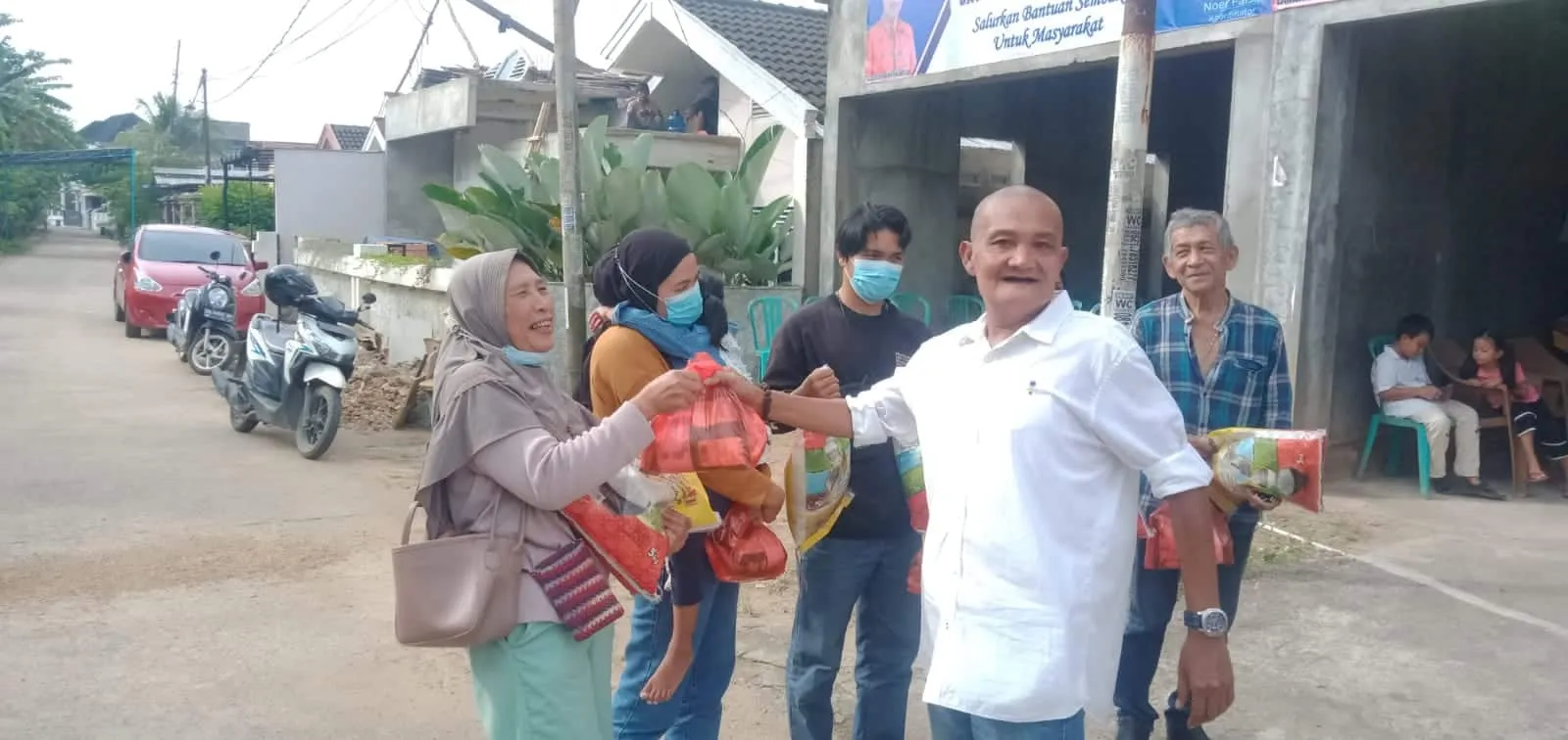 Warga penerima bantuan sembako dari KPRH berikan dukungan terhadap Romi Hariyanto. 