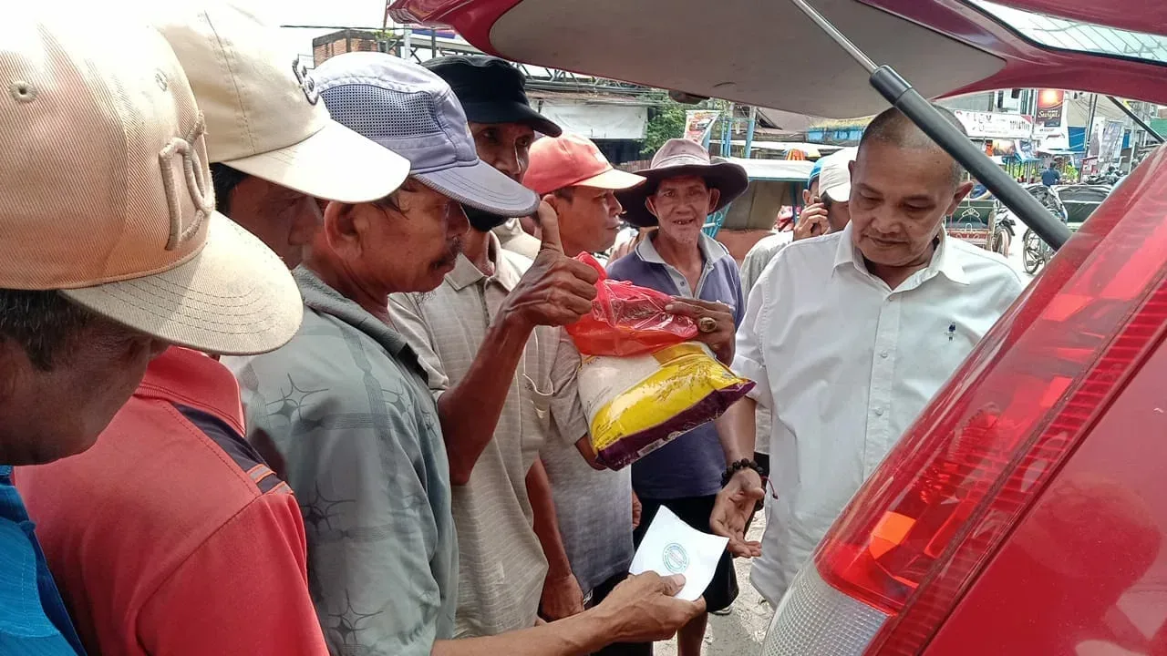 Antusian Penerima Bantuan Sembako Komunitas Pengagum Romi Hariyanto (KPRH). 