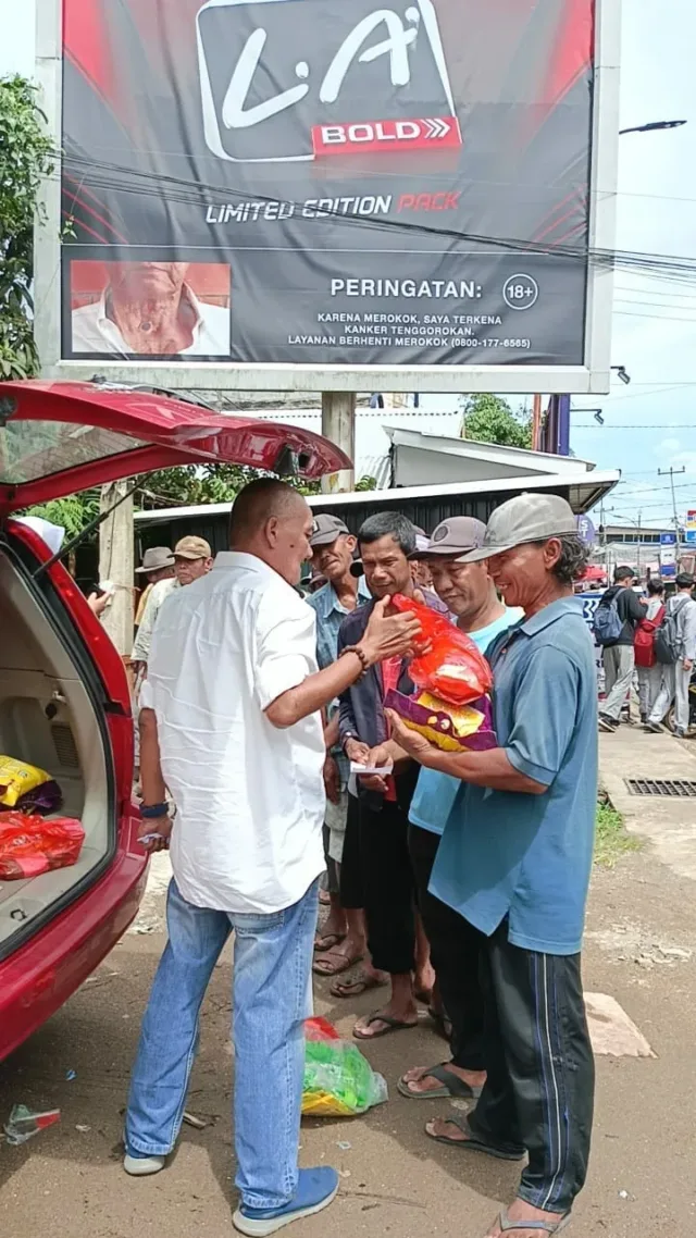 Penarik Becak (Tukang Becak) dan Ojek di Kuala Tungkal, terus do'akan Romi Hariyanto.