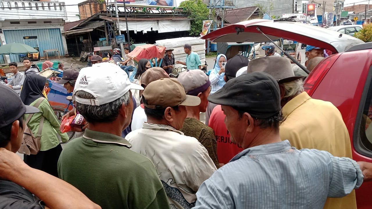 Ratusan Penarik Becak Dayung dan Ojek Terima Bantuan Sembako dari Komunitas Pengagum Romi Hariyanto (KPRH). 