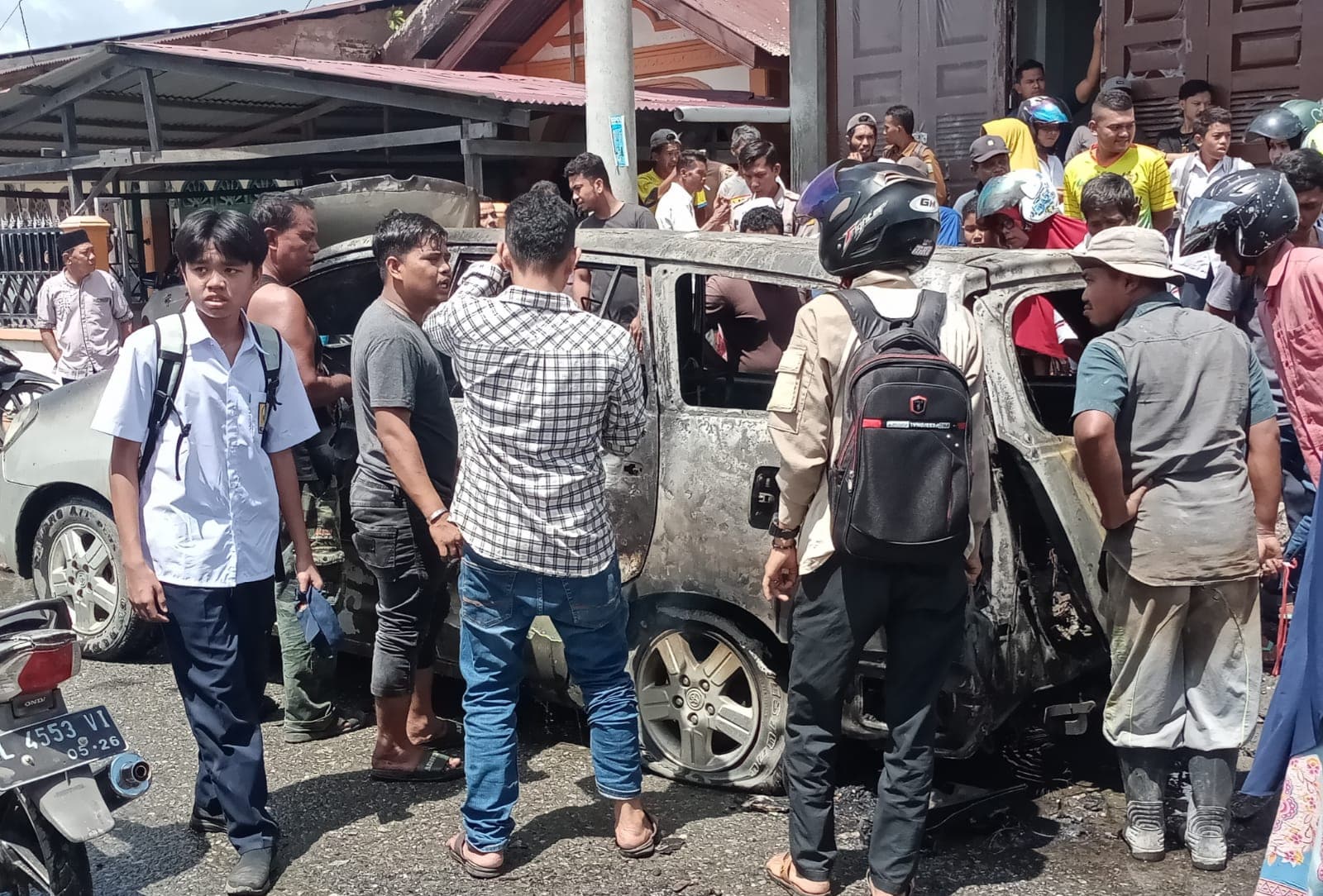 Mobil Innova Hangus Terbakar Di Nagan Raya