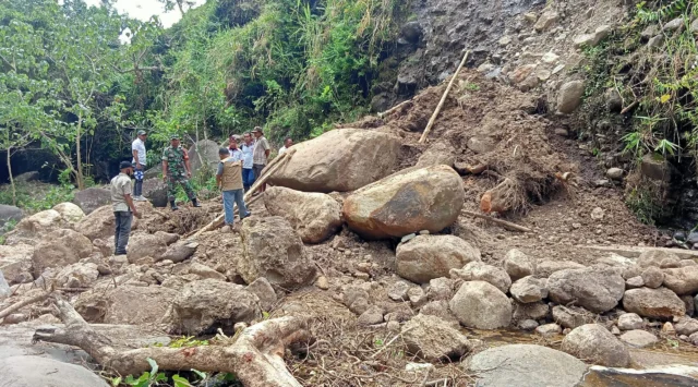 Saluran Air Tertimbun Material Longsor, Puluhan Hektar Padi Milik Warga Desa Popo Manggarai NTT Terancam Gagal Panen