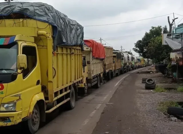 Truk bermuatan batubara Jambi melintasi jalan umum dan akhirnya timbulkan banyak polemik.