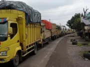 Truk bermuatan batubara Jambi melintasi jalan umum dan akhirnya timbulkan banyak polemik.