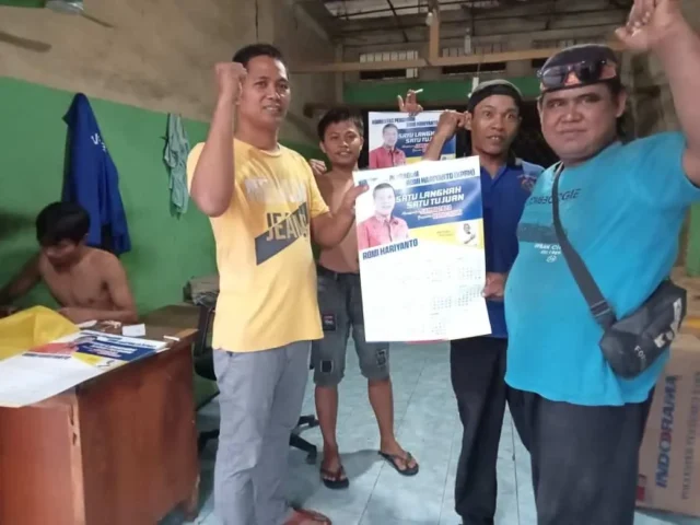 Rusli (kiri) saat membagikan kalender 2023 kepada para pedagang di Pasar Talang Gulo, Kota Jambi.