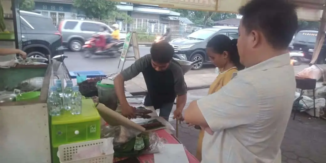 Pelanggan ikan bakar Damar Sigi. 