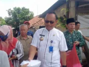 Tinjau Lokasi Banjir, Camat Pakuhaji Bagikan Nasi Kotak