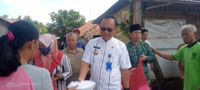 Tinjau Lokasi Banjir, Camat Pakuhaji Bagikan Nasi Kotak