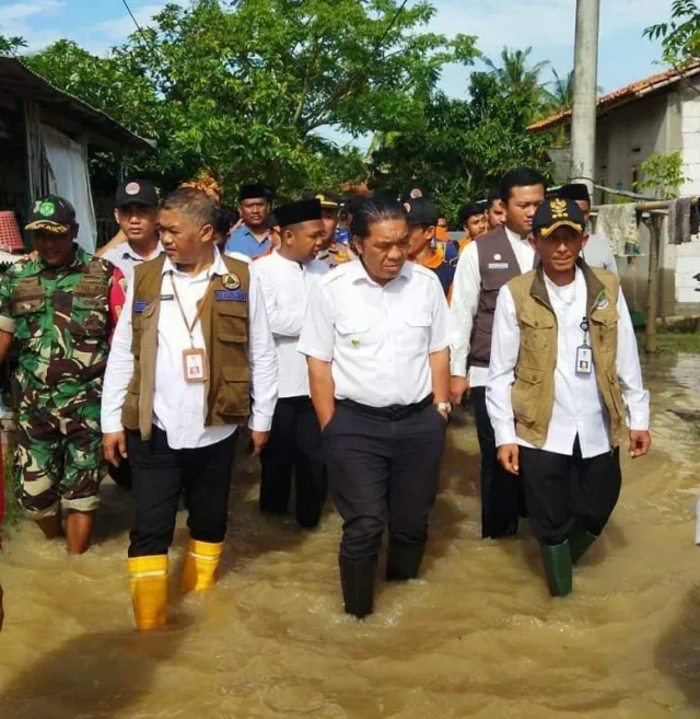 Camat Teluknaga Dampingi PJ Gubernur Banten Tinjau Lokasi Banjir di Tanjung Burung