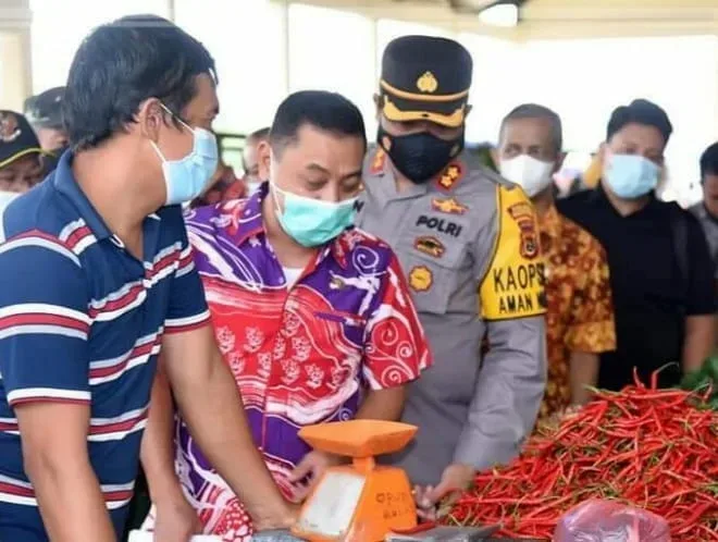 Sapril yang dikenal cukup dengan dengan masyarakat di Tanjung Jabung Timur, tampak saat meninjau harga kebutuhan pokok beberapa waktu lalu. 