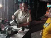 Ahwa (61) tampak sedang melayani pembeli Liang Tea.