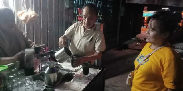 Ahwa (61) tampak sedang melayani pembeli Liang Tea.