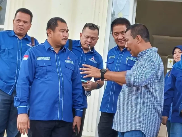 Romi Hariyanto saat berdialog serius dengan Mashuri didamping sejumlah tokoh Partai Demokrat Jambi.