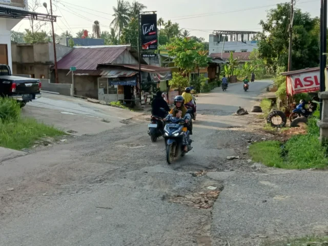 Tampak kondisi kerusakan Jalan Serdang, Kebon Kopi, Kota Jambi.