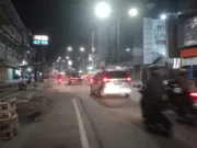 Jalan Gatot Subroto, Kota Jambi, tampak sepi padahal waktu baru menujukan pukul 21:00 Wib.