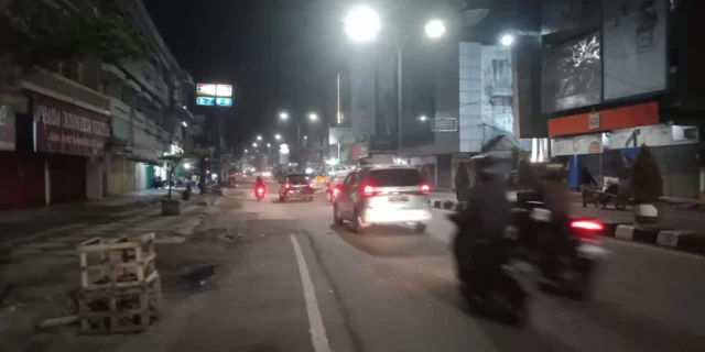 Jalan Gatot Subroto, Kota Jambi, tampak sepi padahal waktu baru menujukan pukul 21:00 Wib.