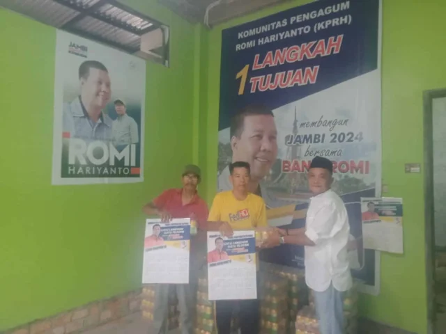 Warga antusian menerima bingkisan Lebaran Idul Fitri 2023 yang dibagikan kepada ratusan warga oleh Komunitas Pengagum Romi Hariyanto (KPRH), Rabu (19/4-2023).